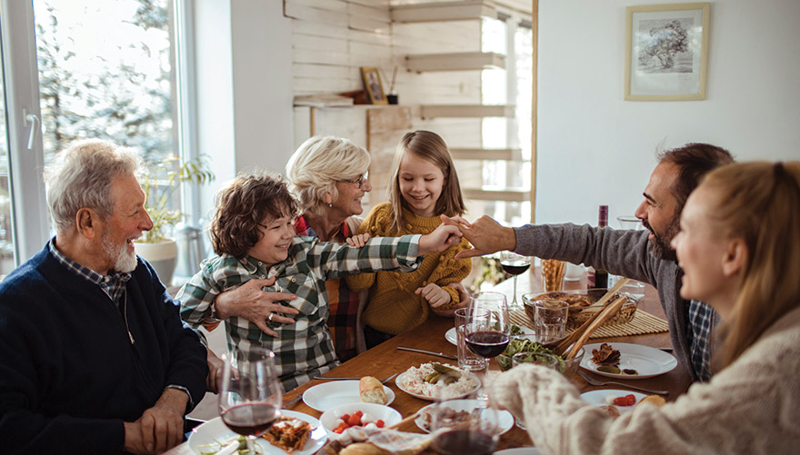 swiper https://www.mutualtrust.com.au/wp-content/uploads/2023/09/Family-Meal-during-the-Holidays.jpg